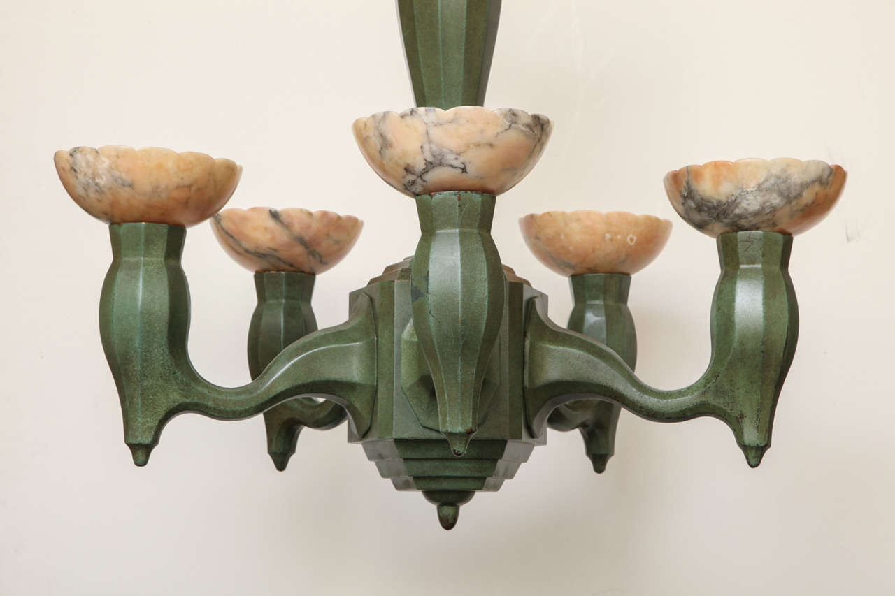 Lampadario a cinque luci in bronzo policromo e alabastro in vendita 3