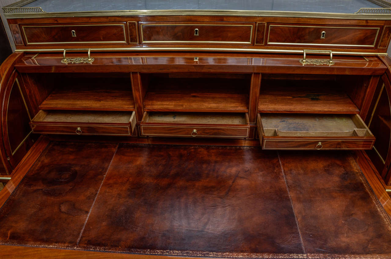 Impressive Louis XVI Mahogany Cylinder Desk In Good Condition For Sale In Nice, Cote d' Azur