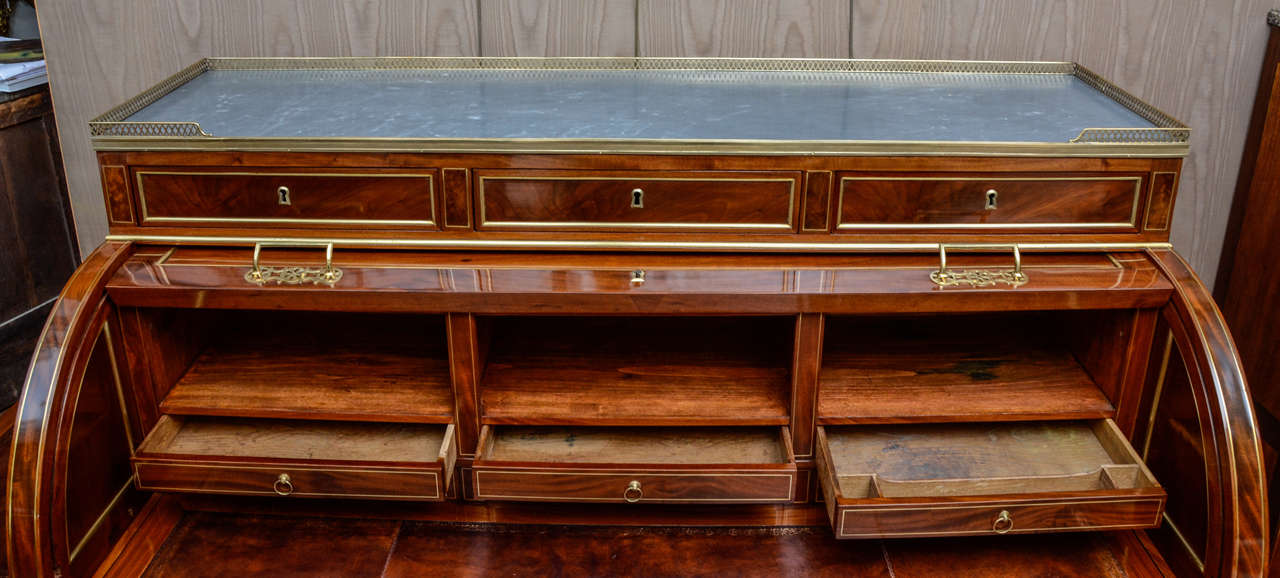 18th Century and Earlier Impressive Louis XVI Mahogany Cylinder Desk For Sale
