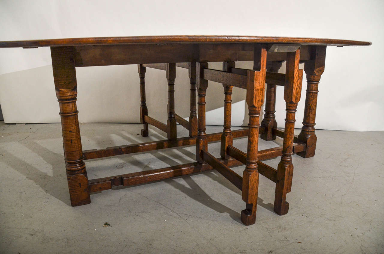 English Oak Gateleg Dining Table In Excellent Condition In New York City, NY