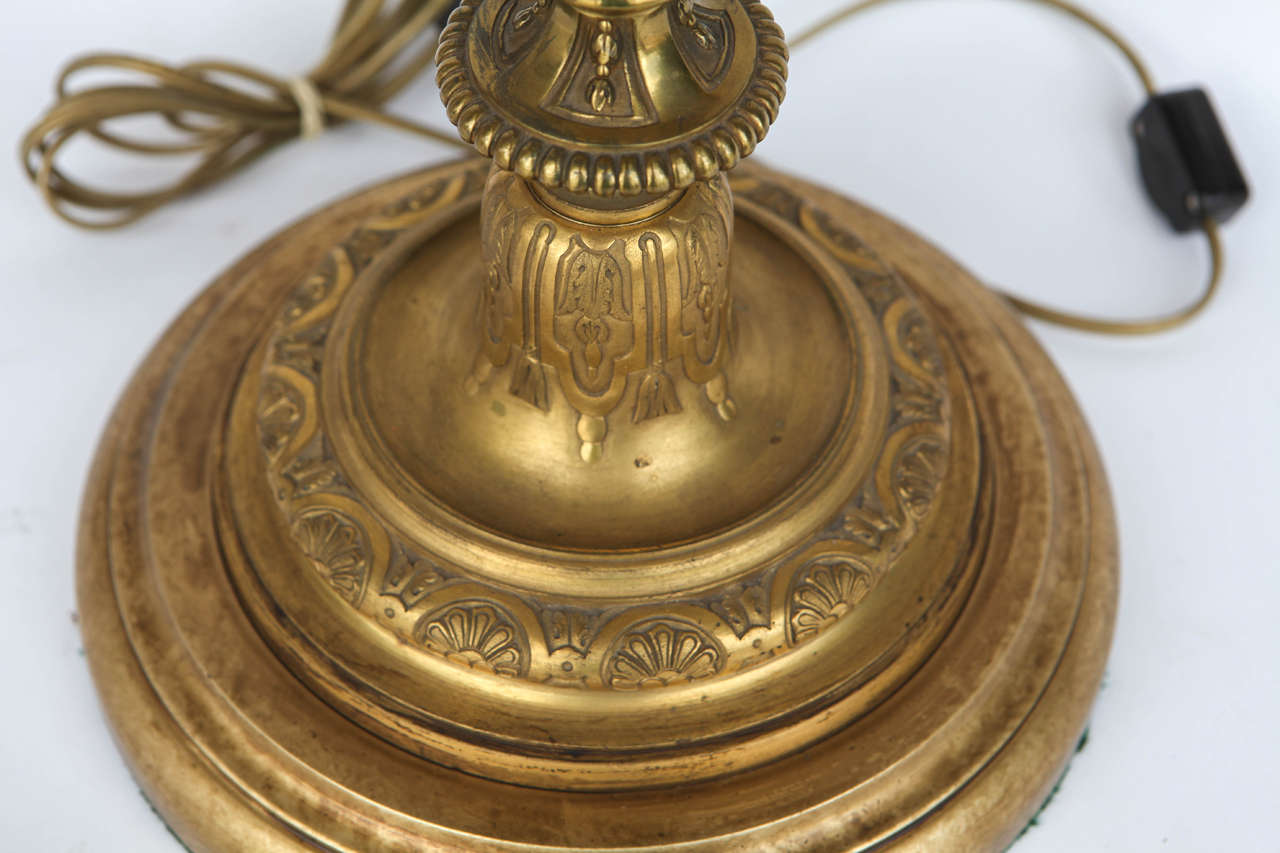 Paire de lampes candélabres en bronze doré du XIXe siècle en vente 5