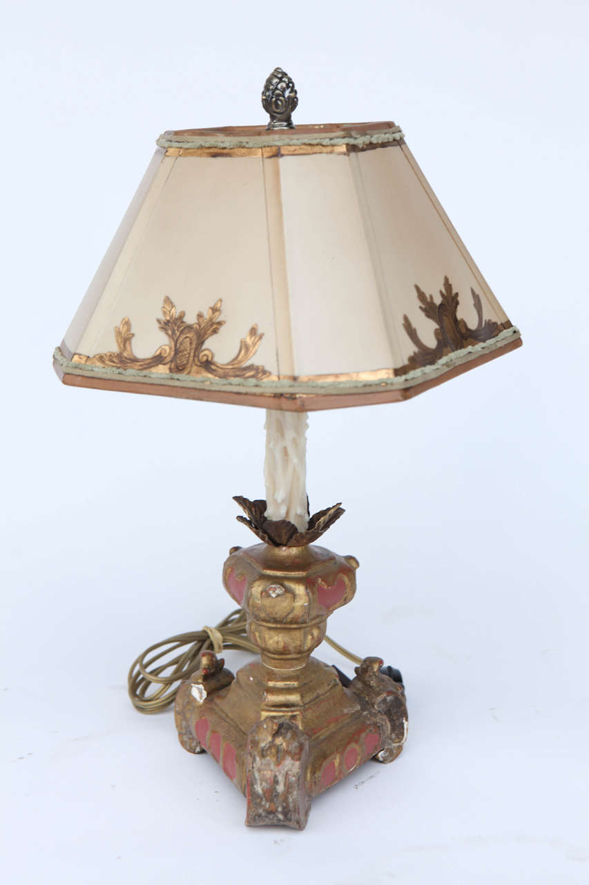 Paar italienische Kerzenlampen aus vergoldetem Holz und bemaltem Holz aus dem 19. Jahrhundert im Angebot 1