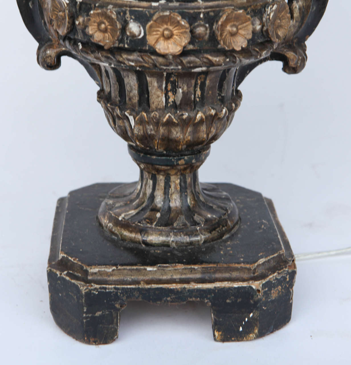 Paar italienische geschnitzte Urnenlampen aus vergoldetem Holz aus dem 19. Jahrhundert im Angebot 1