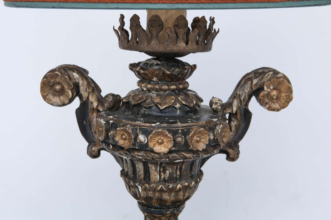 Paar italienische geschnitzte Urnenlampen aus vergoldetem Holz aus dem 19. Jahrhundert im Angebot 2