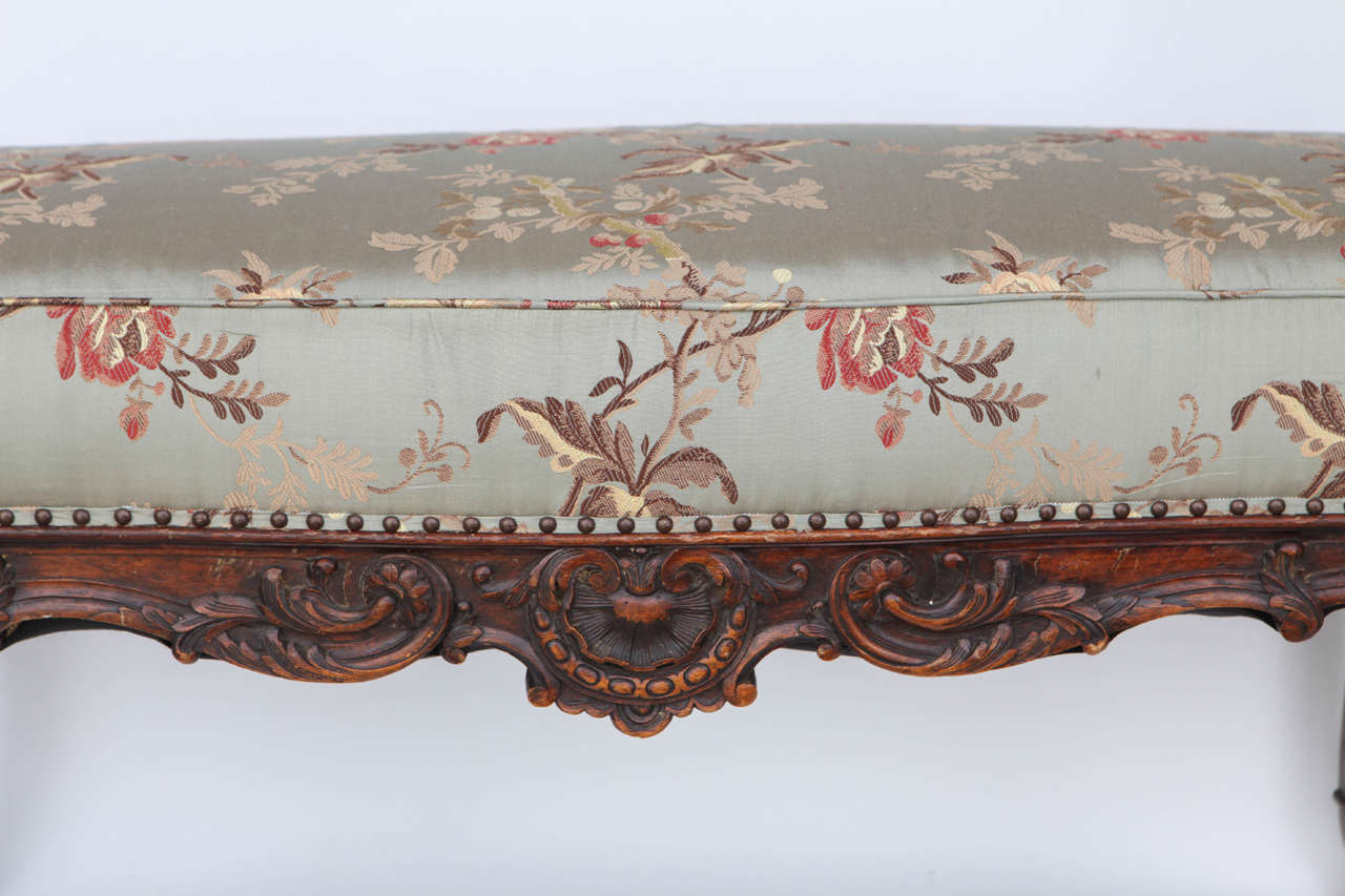19th Century French Carved Walnut Bench with Carved Shell Design In Excellent Condition In Los Angeles, CA