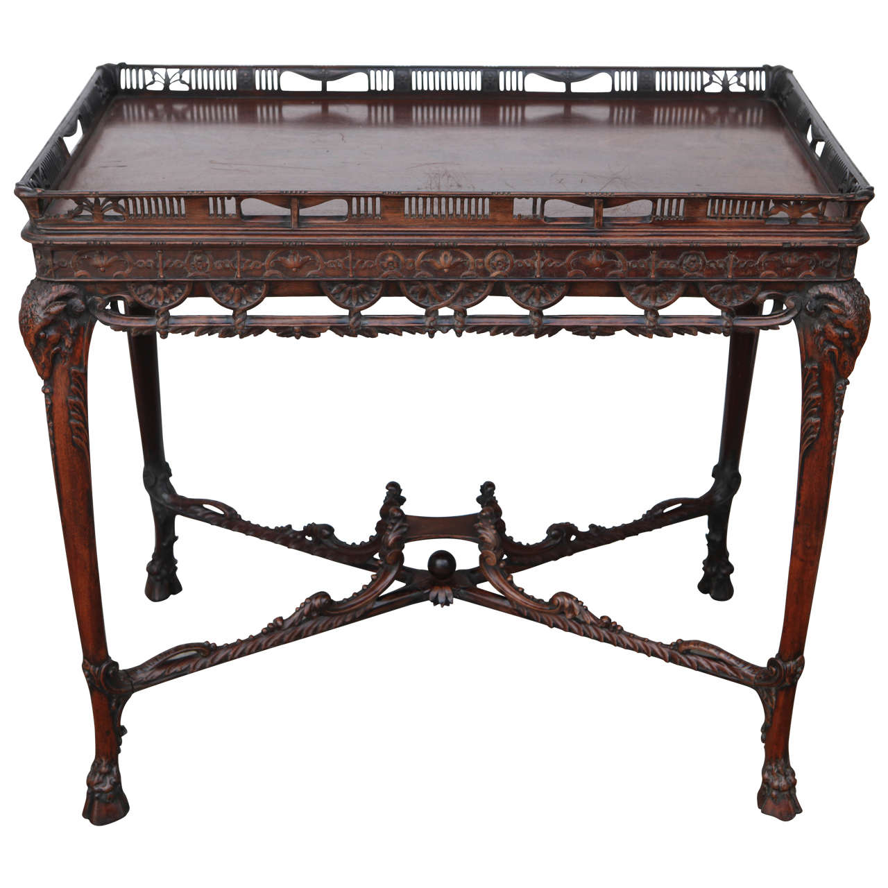 Englischer geschnitzter Mahagoni-Tisch mit Stretcher aus dem 19. Jahrhundert
