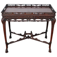 Mesa inglesa de caoba tallada del siglo XIX con camilla