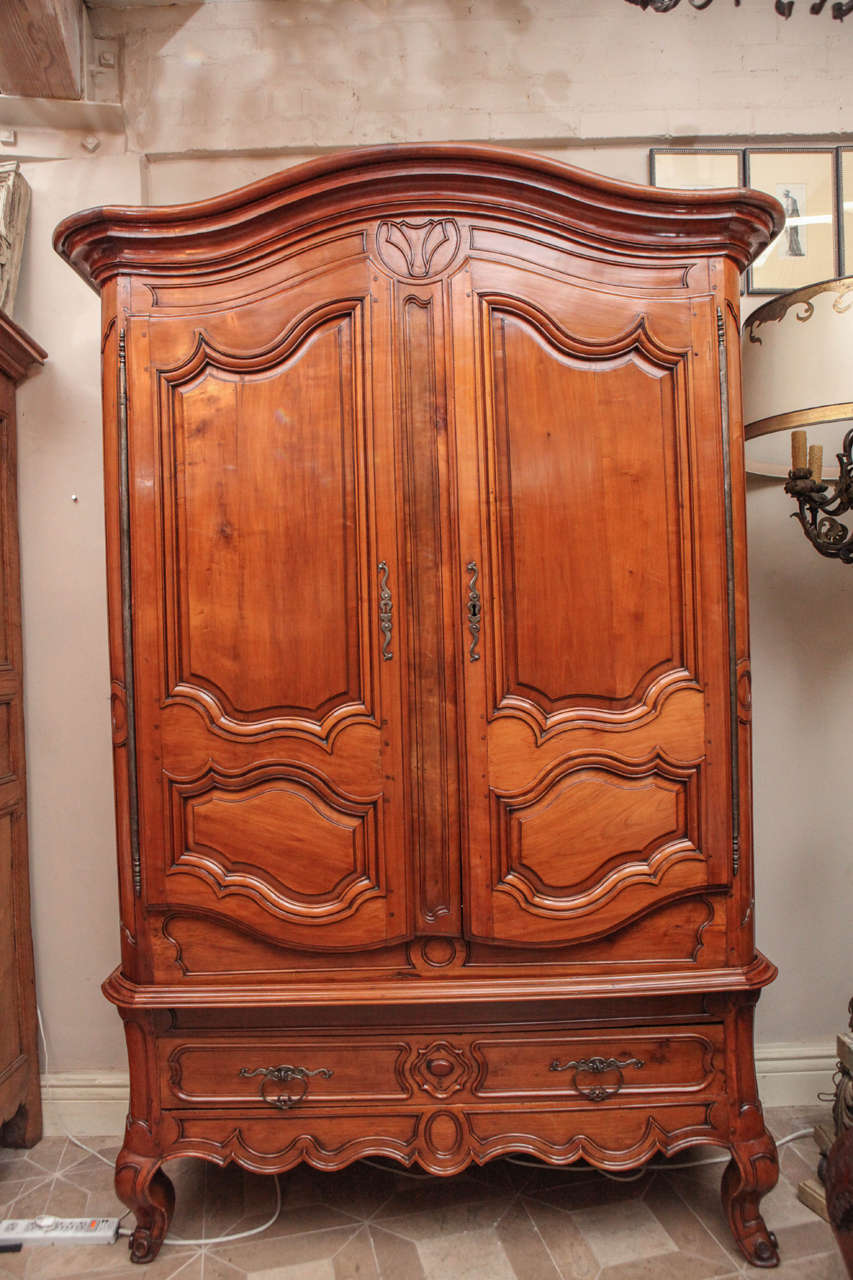 18. Jahrhundert. Monumentaler Kleiderschrank aus französischem Nussbaum mit einer Schublade.  Dieser überdimensionale Schrank hat seine Originalbeschläge und fein geschnitzte Paneele.
