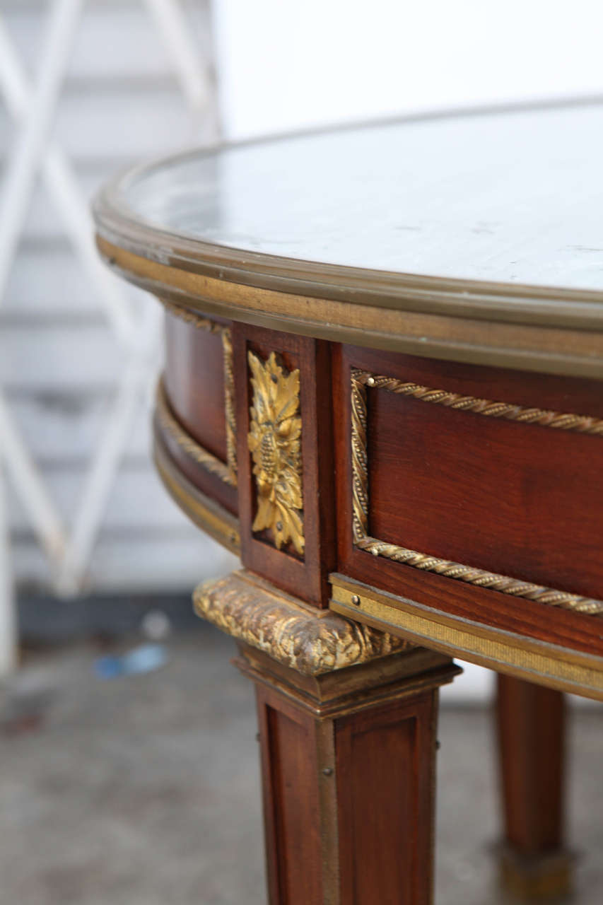 Bronze Table basse française en noyer montée sur bronze des années 1900 en vente