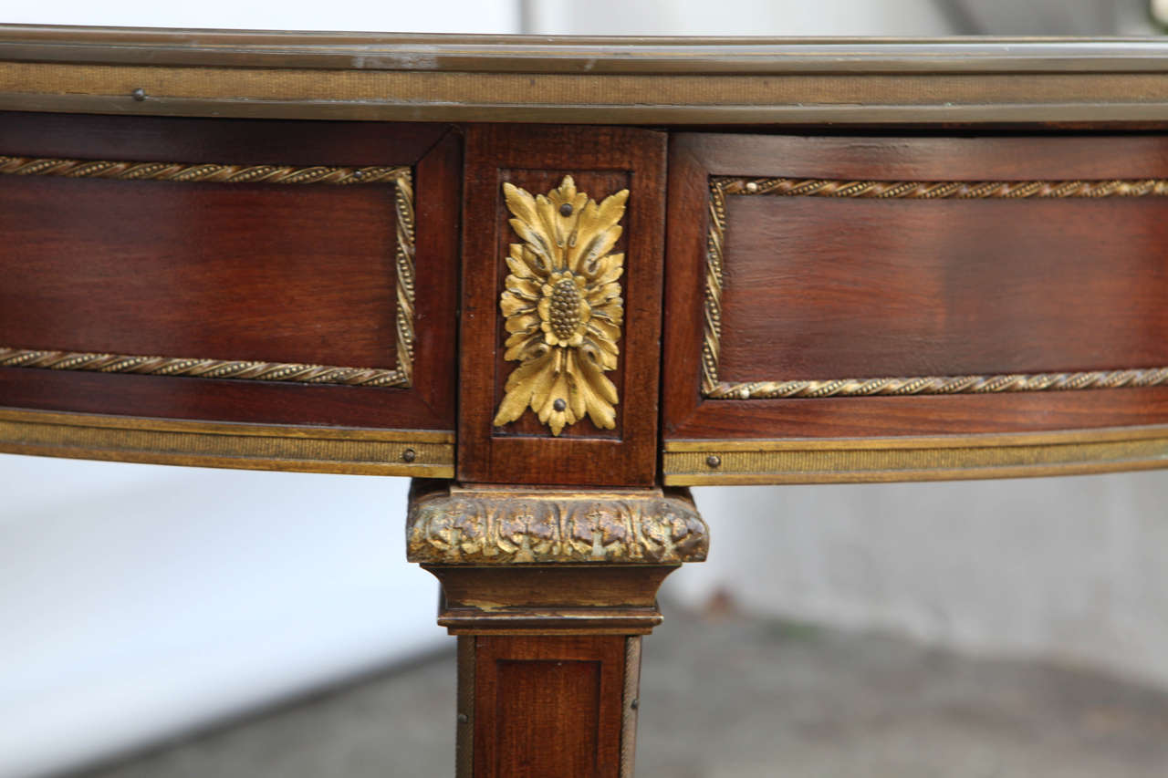 Table basse française en noyer montée sur bronze des années 1900 en vente 1