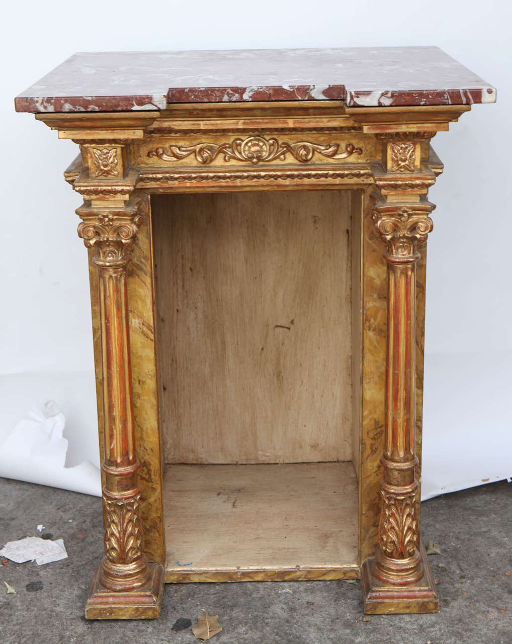 19e s. Table d'appoint ou d'exposition en bois doré italien et faux peint avec dessus en marbre