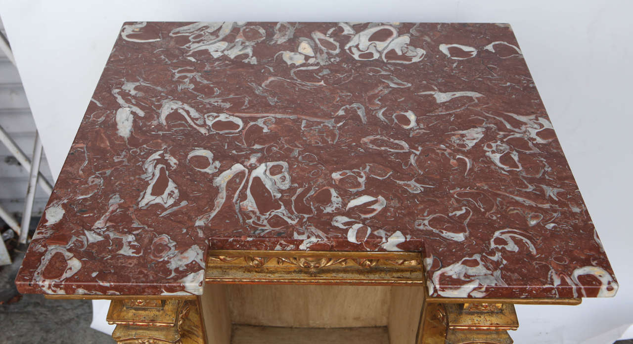 Sculpté Table d'exposition italienne du 19ème siècle en bois doré avec plateau en marbre en vente