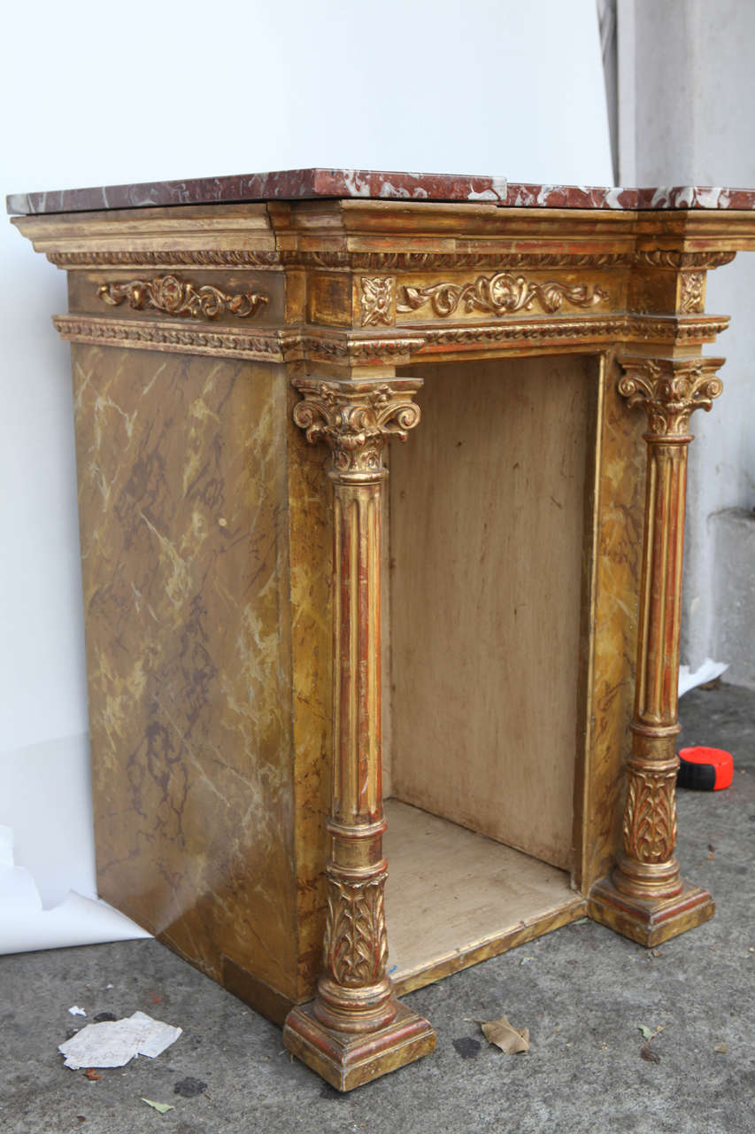 Italienischer Giltwood-Vitrinentisch mit Marmorplatte aus dem 19. Jahrhundert (Vergoldetes Holz) im Angebot