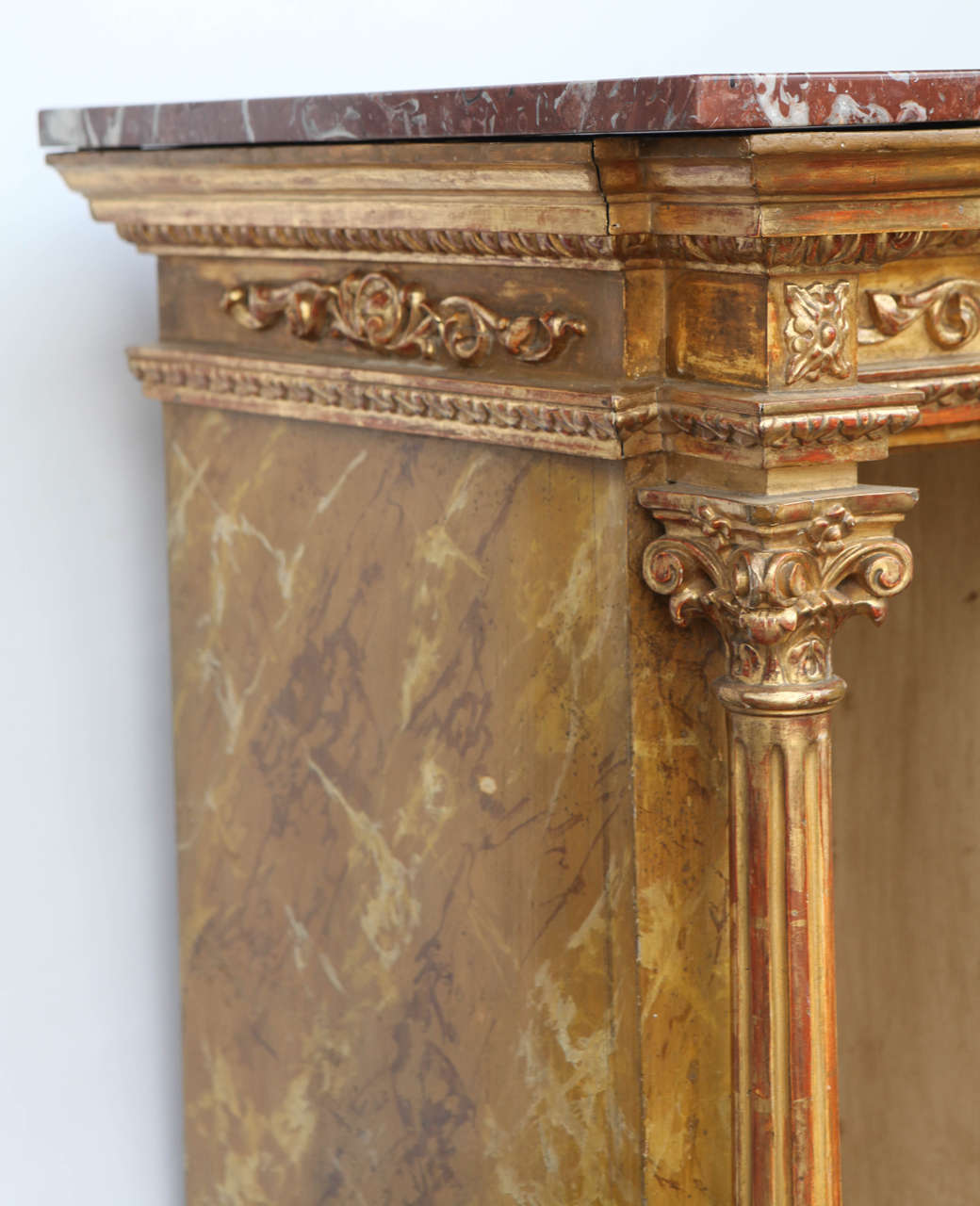 Bois doré Table d'exposition italienne du 19ème siècle en bois doré avec plateau en marbre en vente