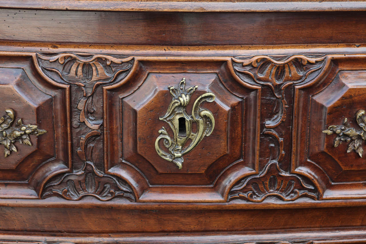 Intagliato Commode francese del XVIII secolo in stile Luigi XV in legno di noce in vendita
