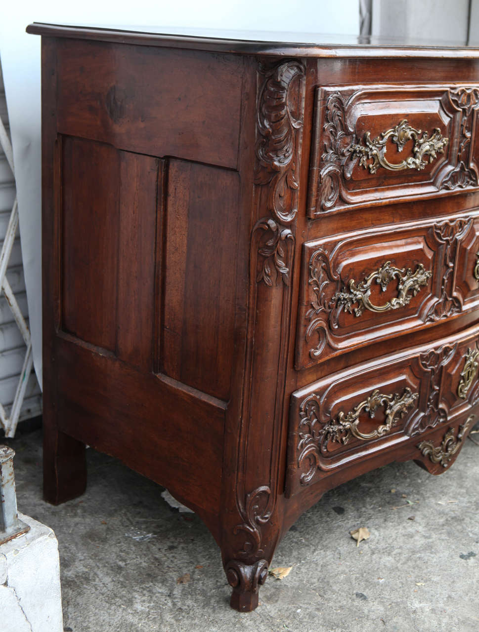18th Century French Louis XV Style Walnut Commode  For Sale 1