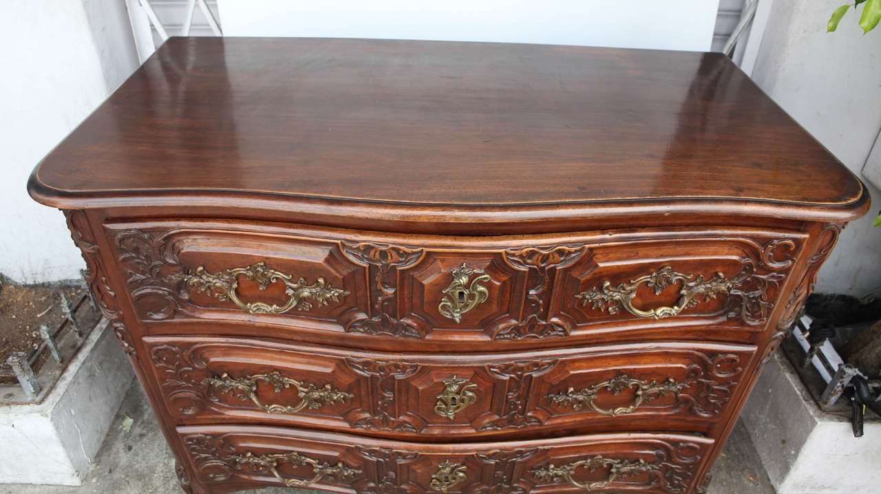 18th Century French Louis XV Style Walnut Commode  For Sale 2