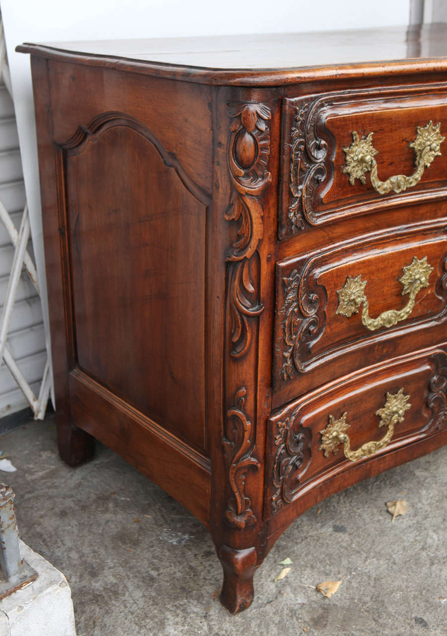 18th Century French Louis XV Style Walnut Commode In Excellent Condition For Sale In Los Angeles, CA