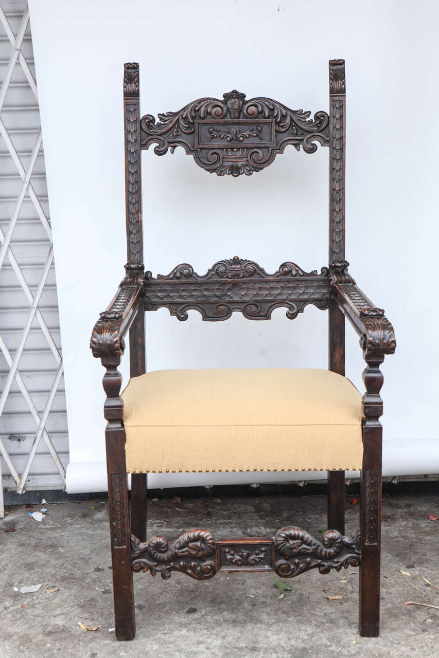 Sculpté Paire de chaises trônes italiennes du 18ème siècle en noyer en vente