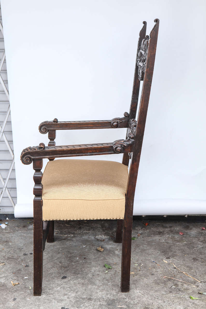 Paire de chaises trônes italiennes du 18ème siècle en noyer en vente 1