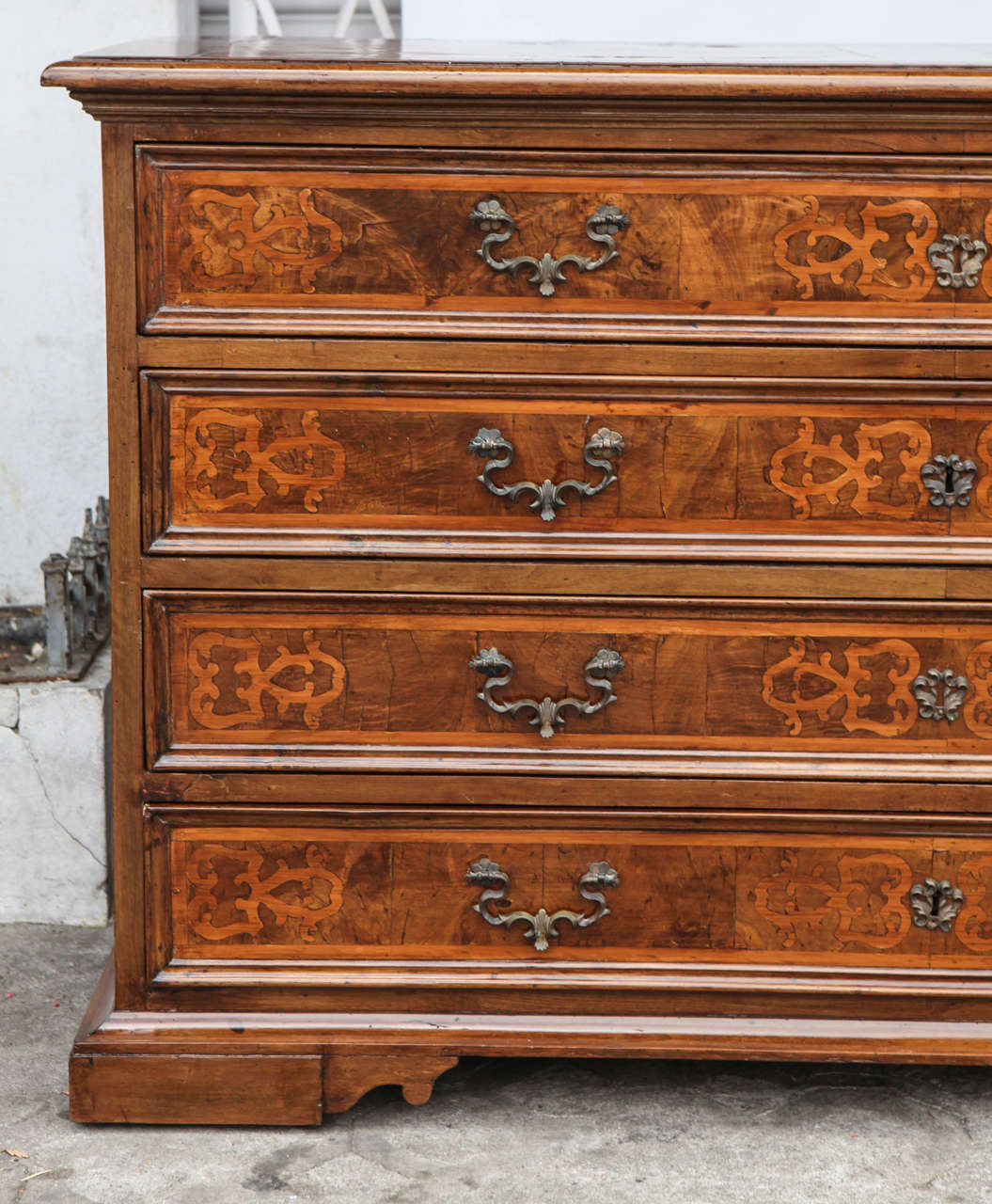 18th Century Italian Four-Drawer Burl Walnut Commode In Excellent Condition In Los Angeles, CA