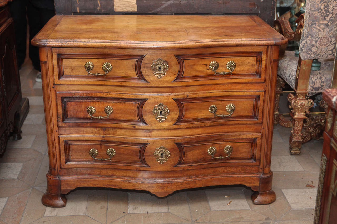 Carved 18th Century French Walnut Serpentine Commode For Sale