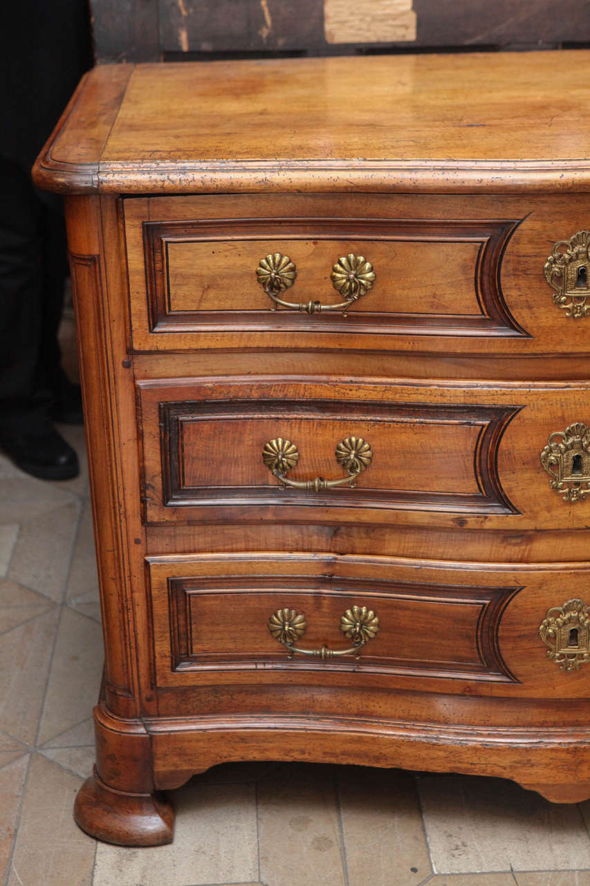 18th Century French Walnut Serpentine Commode In Good Condition For Sale In Los Angeles, CA