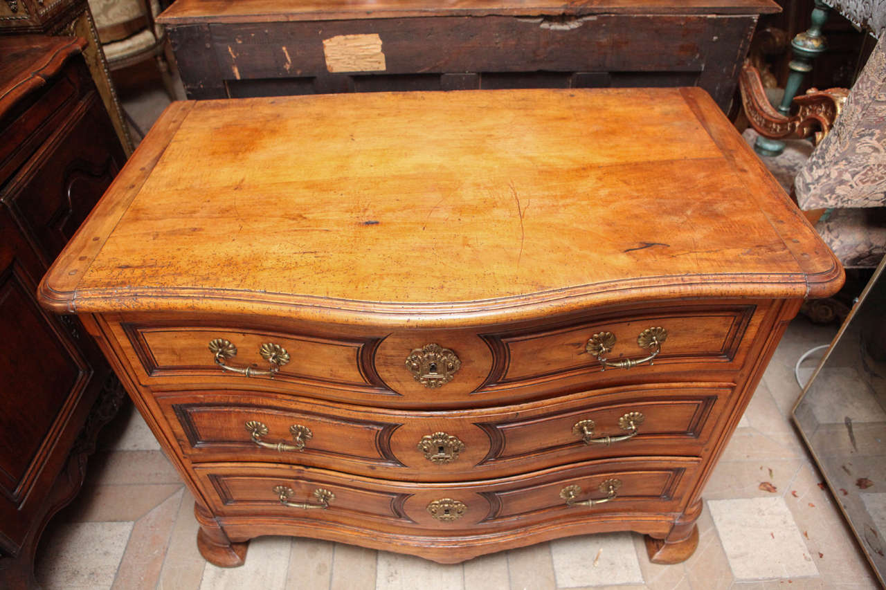 18th Century French Walnut Serpentine Commode For Sale 1