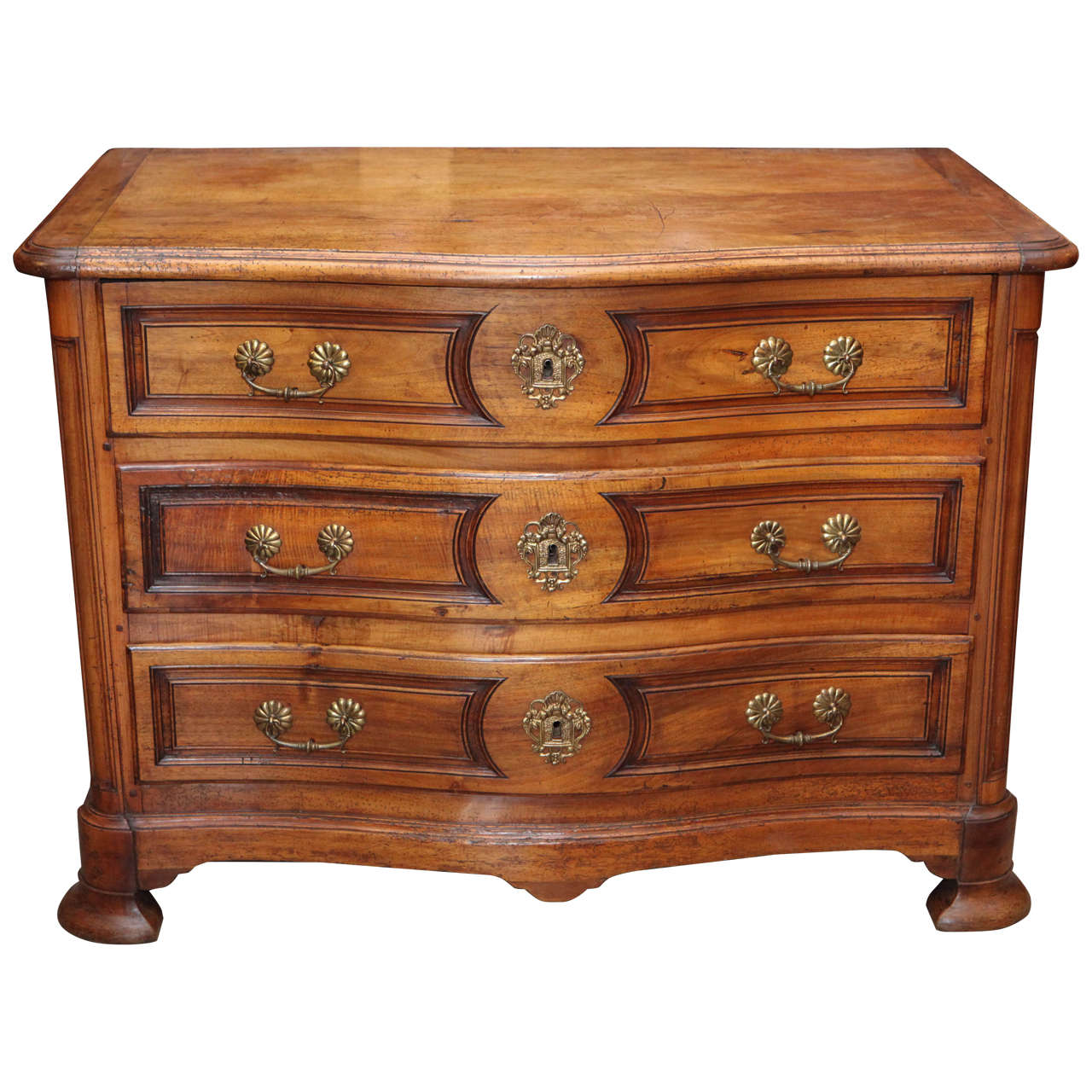 Commode a serpentina in noce francese del XVIII secolo in vendita