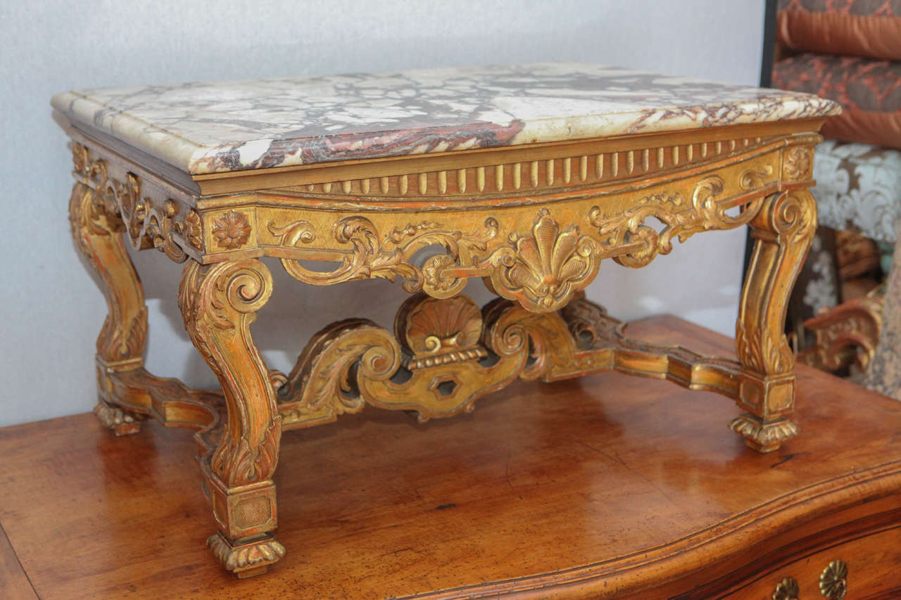 Sculpté à la main Table d'appoint/table basse française en bois doré du XIXe siècle en vente