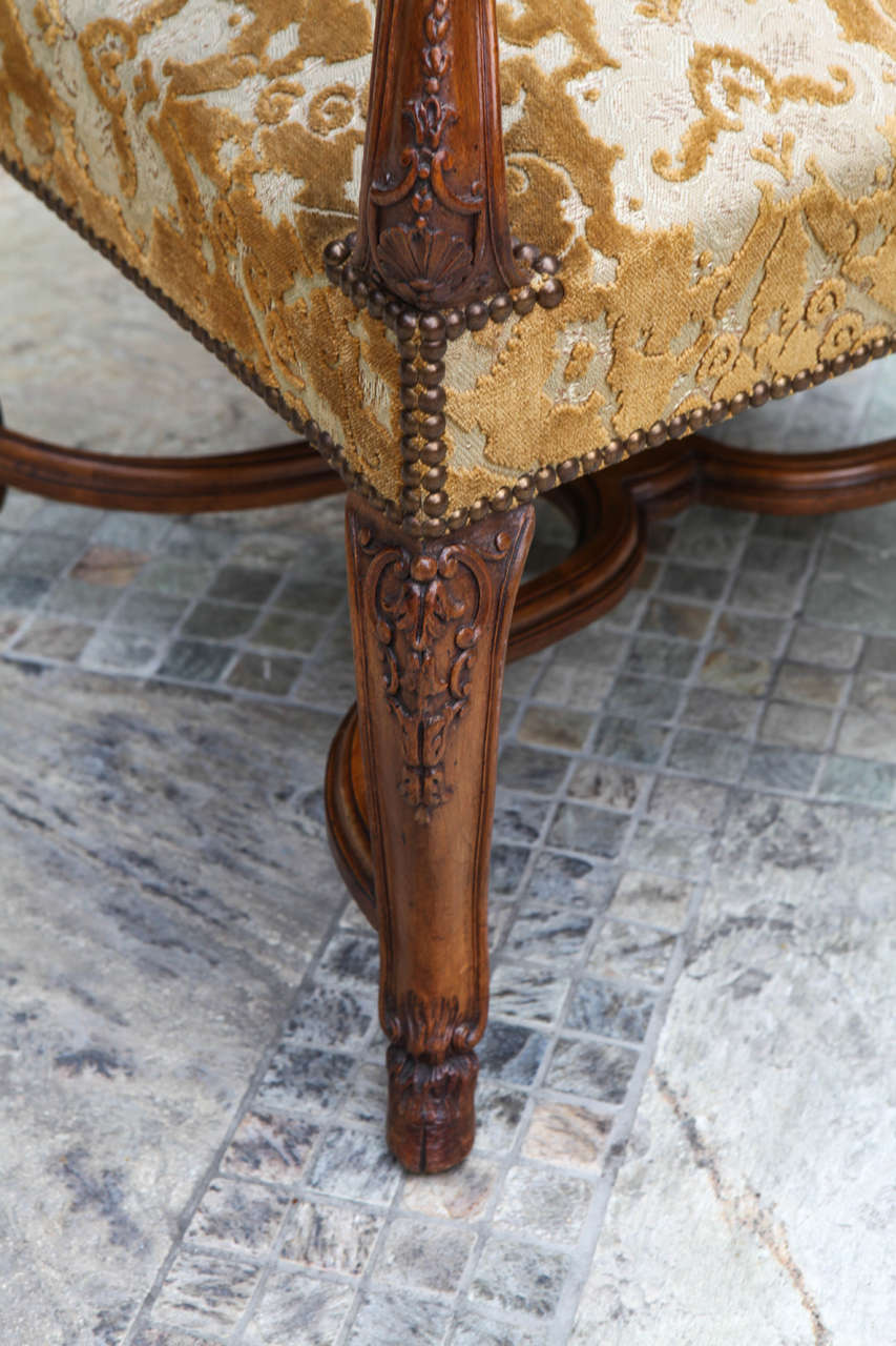 Paar französische Sessel aus Nussbaumholz aus dem 19. Jahrhundert im Angebot 1