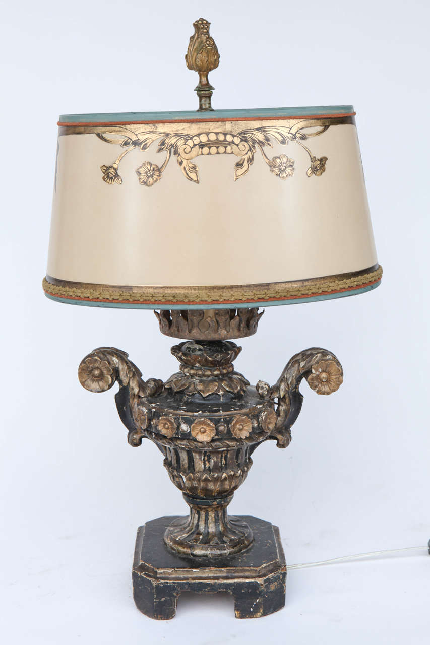 Pair of 19th Century Italian Carved Giltwood Urn Lamps For Sale at 1stDibs