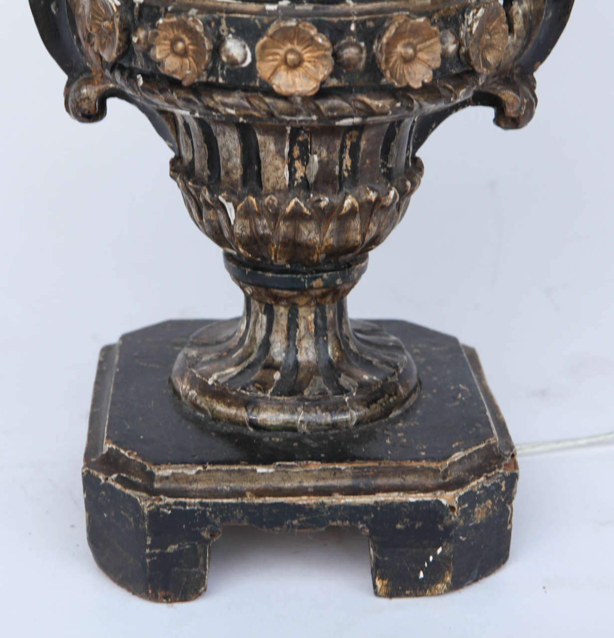 Pair of 19th Century Italian Carved Giltwood Urn Lamps For Sale at 1stDibs