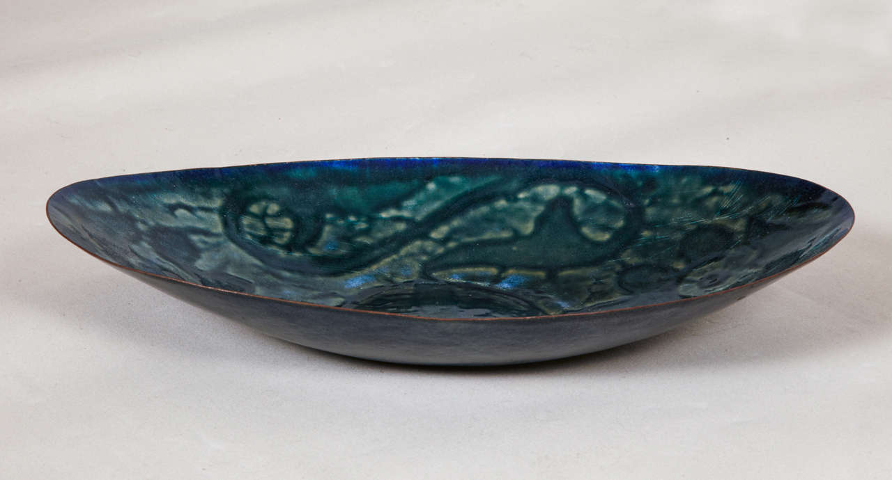 A  large oval enameled  centerpiece manner of Marcello Fantoni ;
The oval shaped bowl is in copper covered with a green turquoise enameled abstract  decoration.
size 44x26 cm x7 cm high( 17 and 1/2 "x 10 "x 3 " high)
ITALY CIRCA