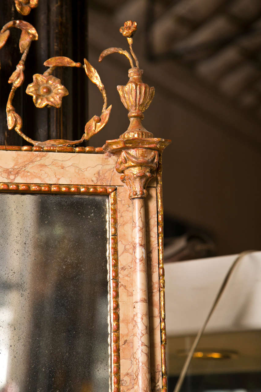 Néoclassique Miroir français ancien en marbre de style néoclassique du 18ème siècle, bois doré, vieilli en vente