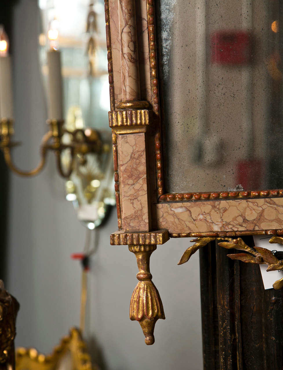 Français Miroir français ancien en marbre de style néoclassique du 18ème siècle, bois doré, vieilli en vente