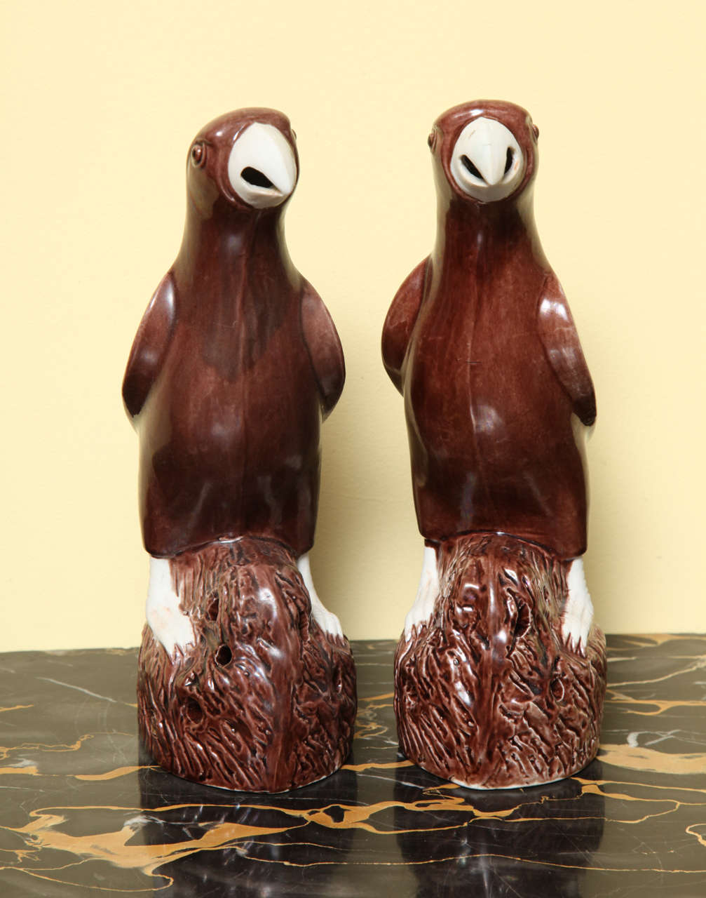 Pair of Chinese Export Brown Glazed Porcelain Parrots, circa 1850 For Sale 1