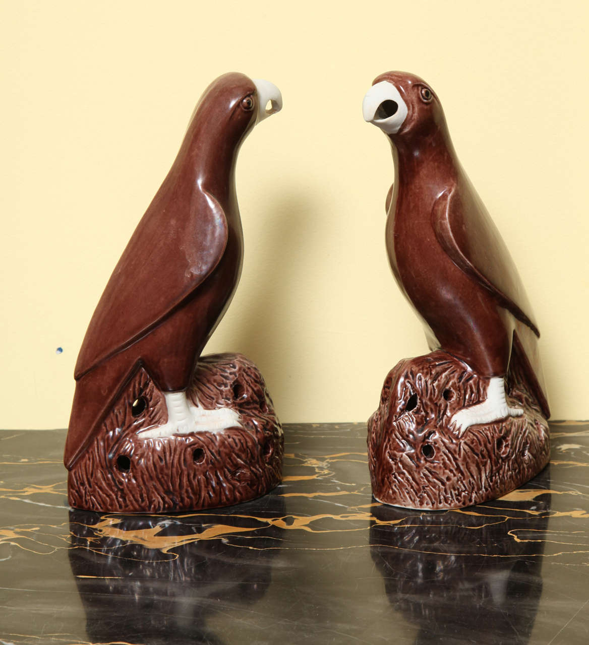 Pair of Chinese Export Brown Glazed Porcelain Parrots, circa 1850 For Sale 2