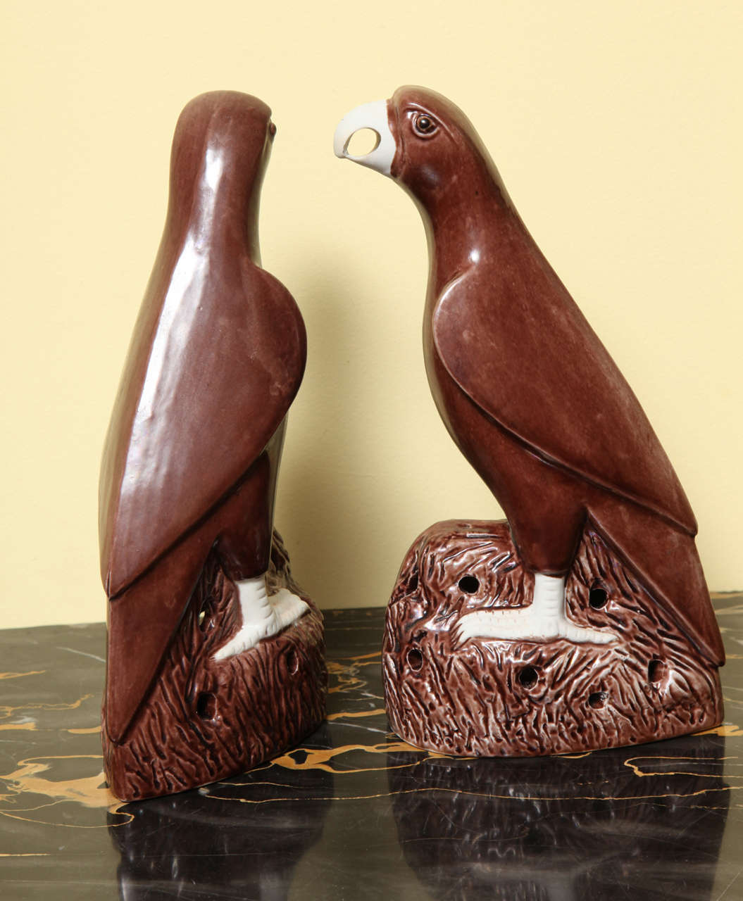 Pair of Chinese Export Brown Glazed Porcelain Parrots, circa 1850 For Sale 3