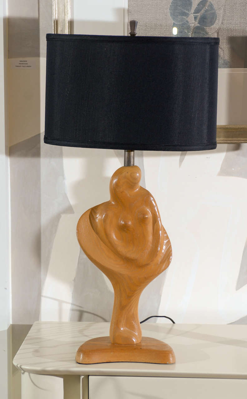 Ein seltenes, wunderschönes Paar geschnitzter männlicher und weiblicher Lampen von Yasha Heifetz, um 1950. Fabelhafte dramatische Form. Ausgezeichneter restaurierter Zustand. Die Lampen wurden mit schwarzer Seidenschnur neu verkabelt, neue