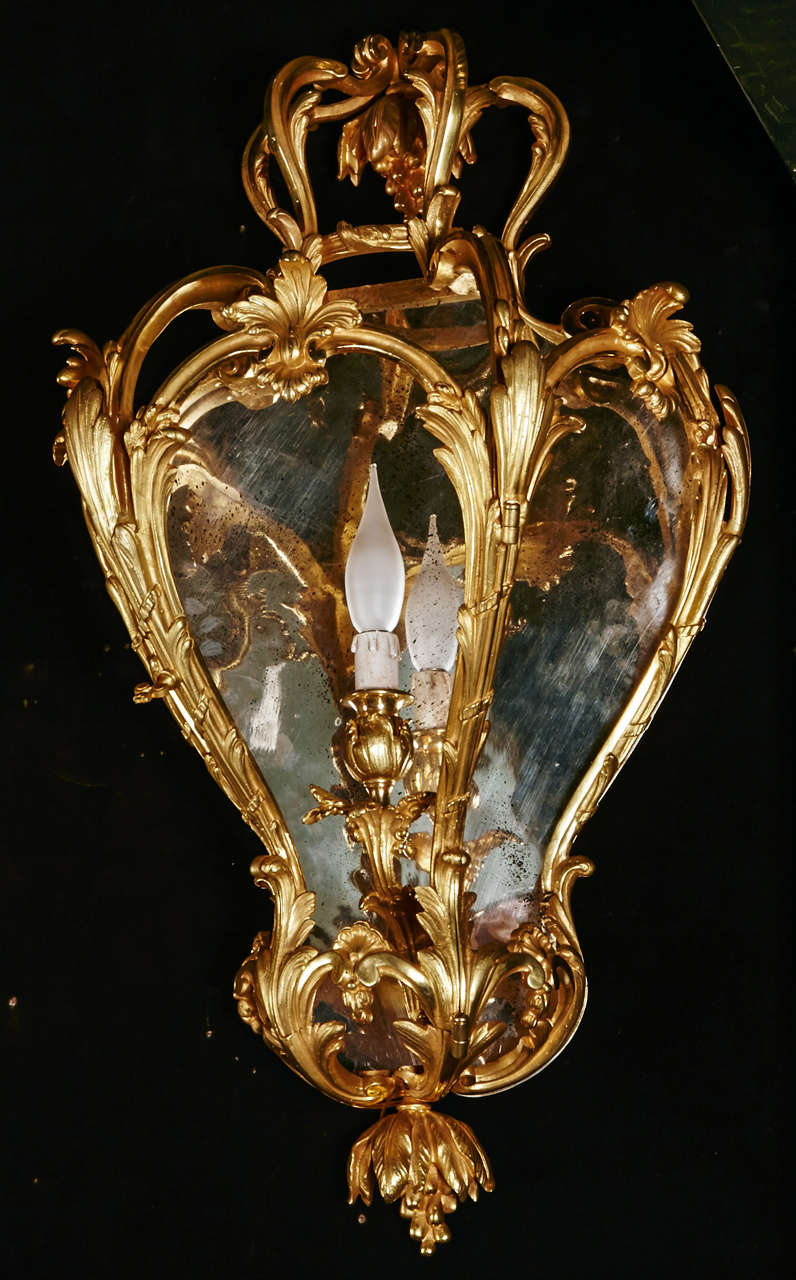 Paire d'. Applique en bronze ciselée et dorée à une lumière avec une porte et fond en tôle argentée du 19 eme siècle