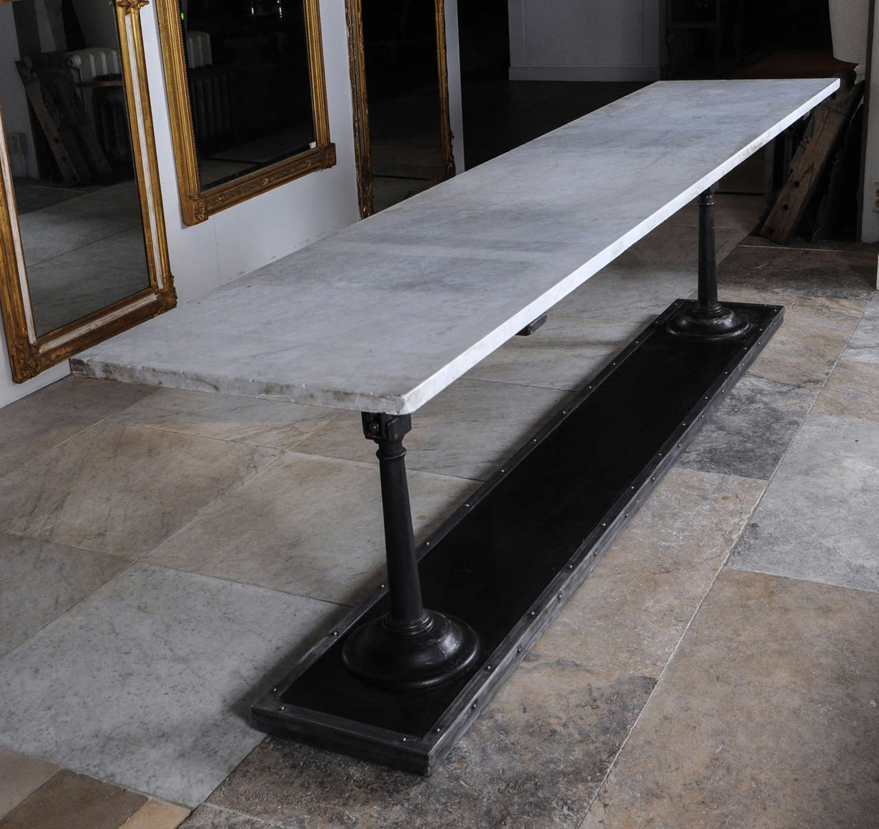 Table de boucherie longue et mince en fer forgé et fonte avec plateau en marbre de Carrare 1