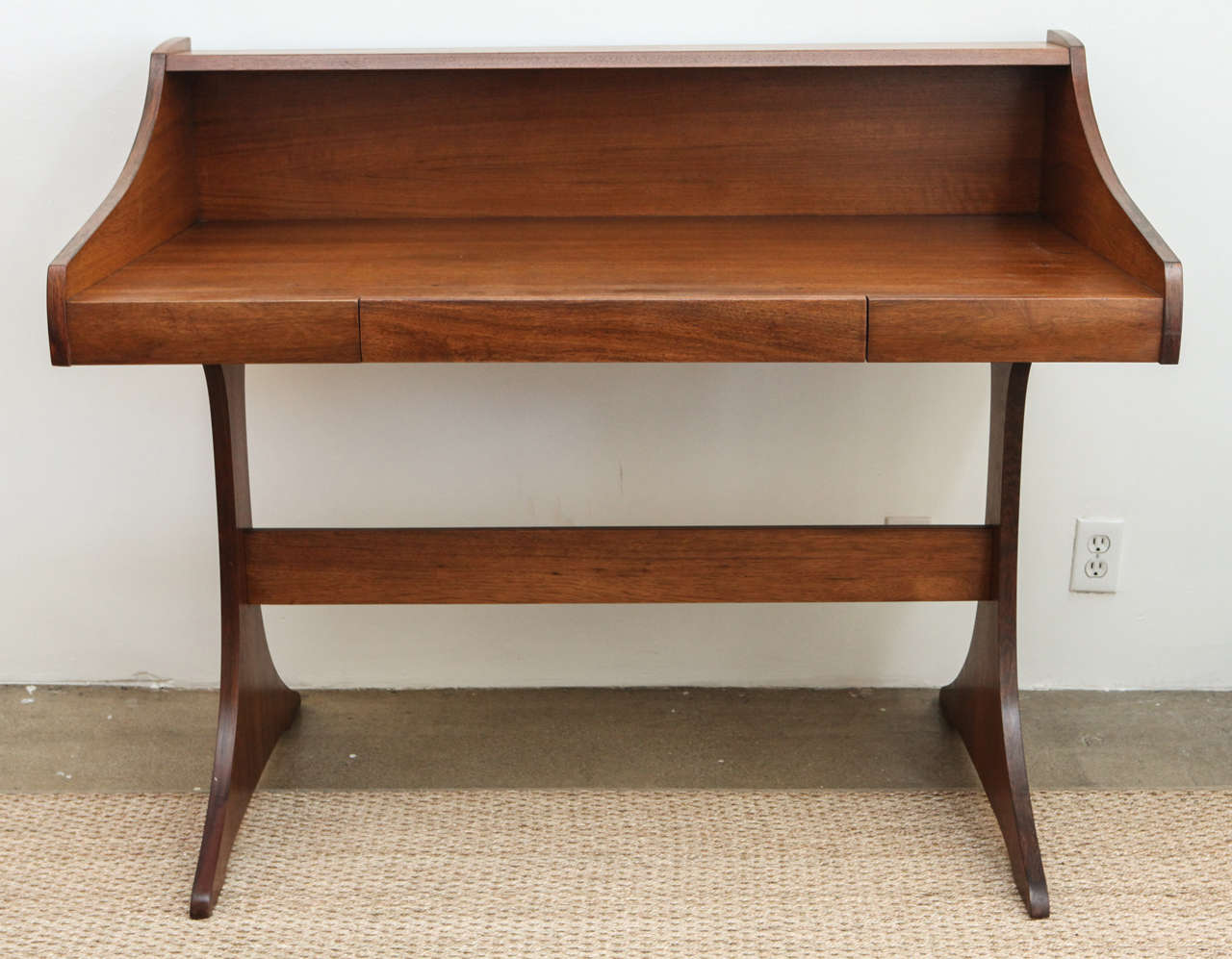 This 1970s solid walnut desk, made by Kroehler, features clean, minimalist lines evocative of pure mid-century style. The piece is entirely finished on the back and sides, so it can easily float in a room. The overall height is 39