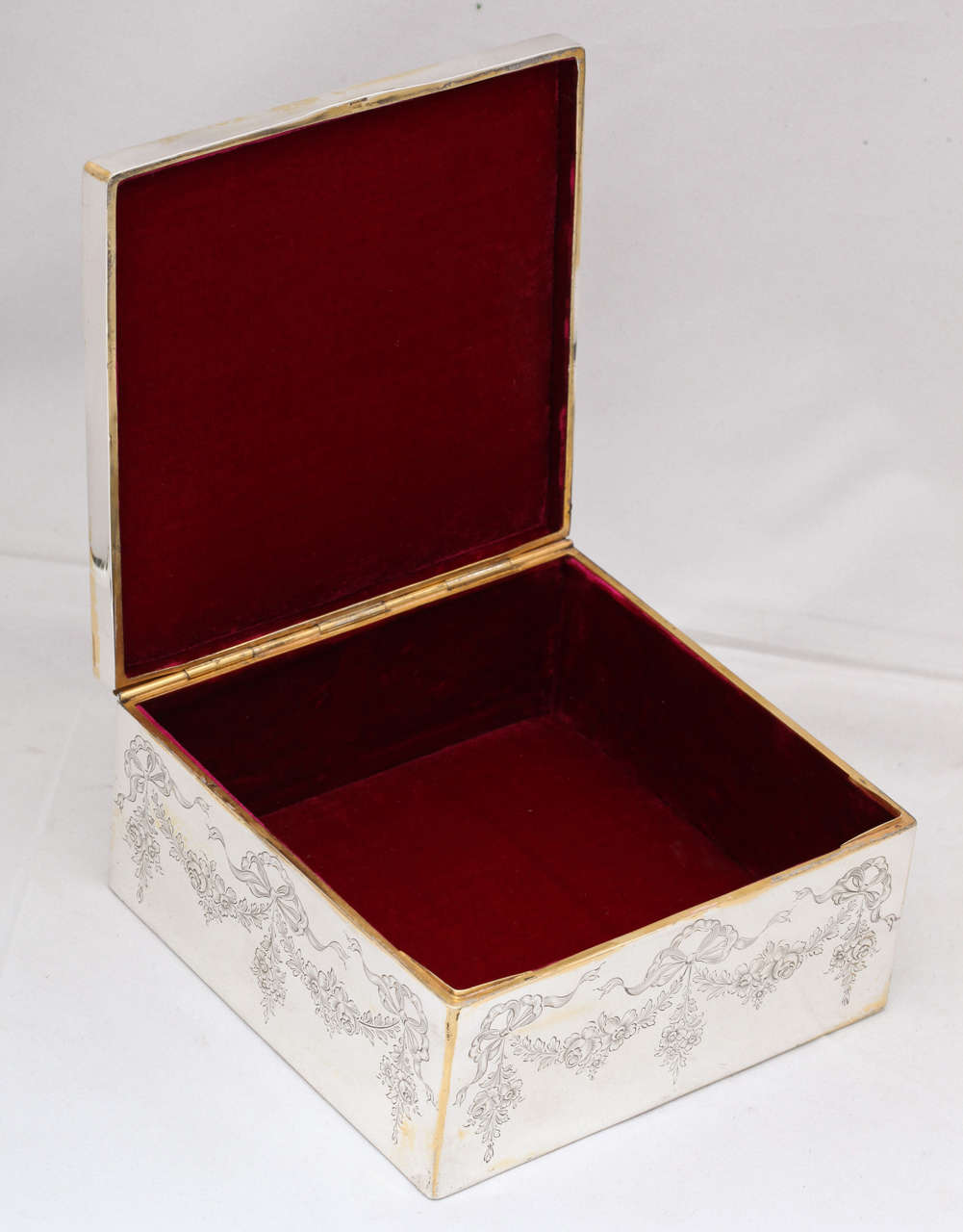 Large Sterling Silver Jewelry or Table Box with Hinged Lid In Excellent Condition In New York, NY