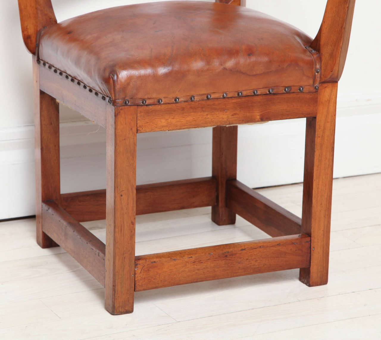 Early 19th Century French Walnut Corner Chair with Original Leather Seat In Excellent Condition In New York, NY