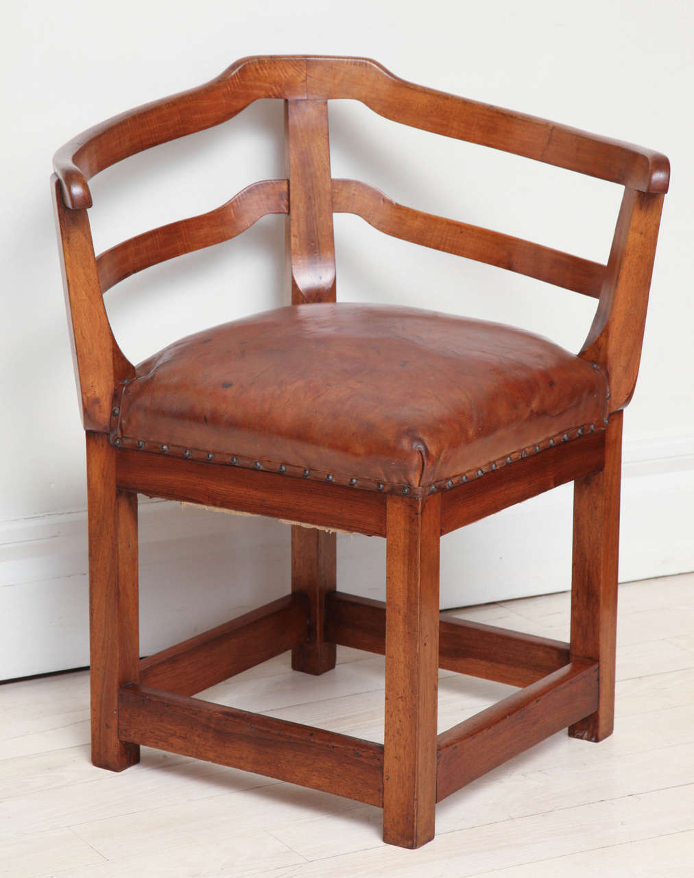 Early 19th Century French Walnut Corner Chair with Original Leather Seat 1