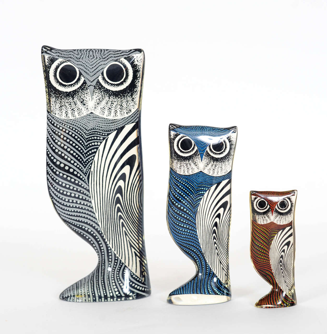 Set of two big, one medium-sized and two small owls.

The Brazilian artist Abraham Palatnik (1928) was the founder of the technological movement in Brazilian art, and a pioneer in making kinetic sculptures. 
In the late 40th (1949) he created his