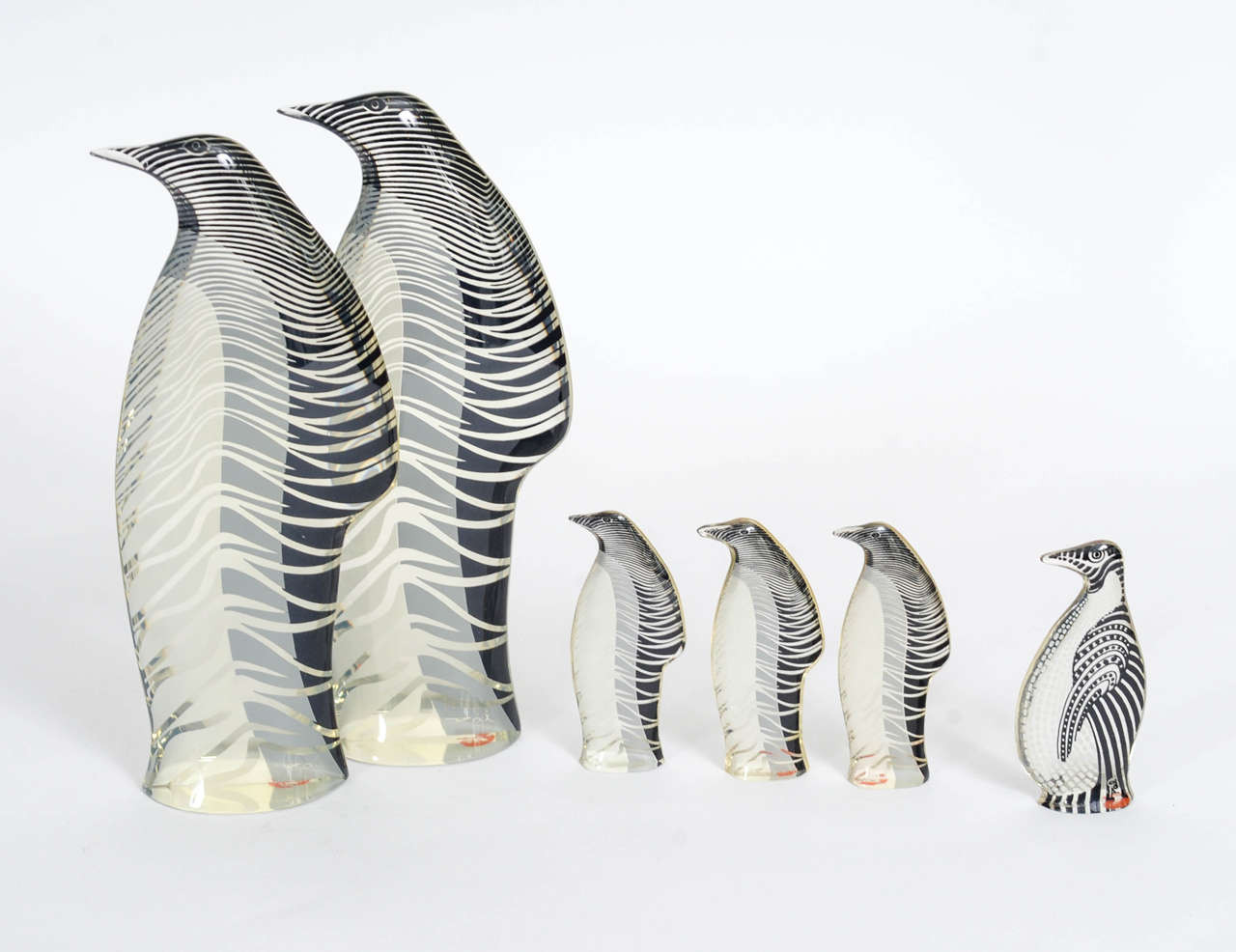 Marvellous set of a penguin family consisting of two parents and four chickens. 

The dimensions mentioned underneath are valid for the parents.
The dimensions for the chickens are 10 cm high and 4 cm wide.

The Brazilian artist Abraham