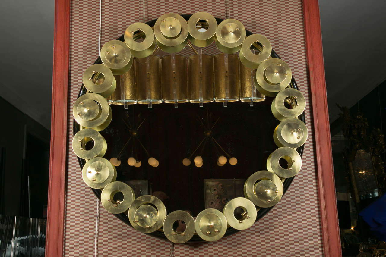 specchi circolari in legno nero e ottone, 5 lampadine incastonate sotto i cerchi di ottone.