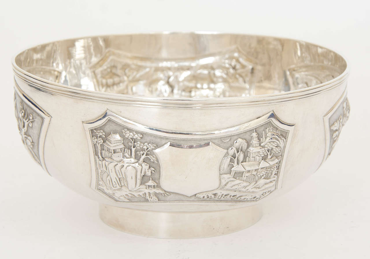 Chinese Export Silver Bowl with Floral and Figural Decoration In Good Condition In London, GB